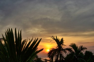 Tayland kıyılarında gün batımı güzel renkler arka planda. Yüksek kalite fotoğraf