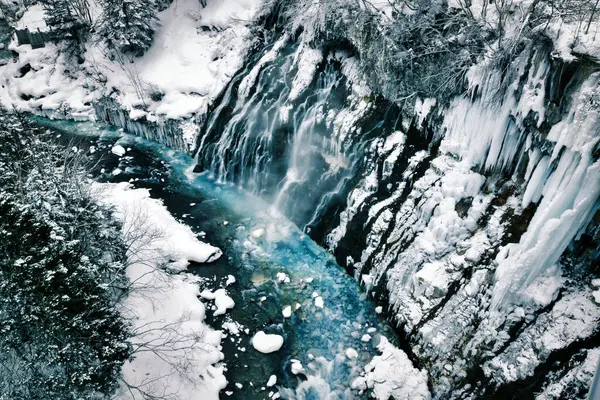 Mavi Nehir Beyaz Kar zıtlığı arka planı Biei Japonya soğuk su kışı. Yüksek kalite fotoğraf