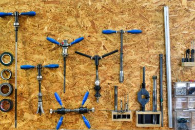 Bisiklet mağazası duvar arkası profesyonel araçlar. Yüksek kalite fotoğraf