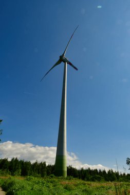 Yel değirmeni rüzgar türbini elektrik enerji parkı ekolojisi yenilenebilir. Yüksek kalite fotoğraf