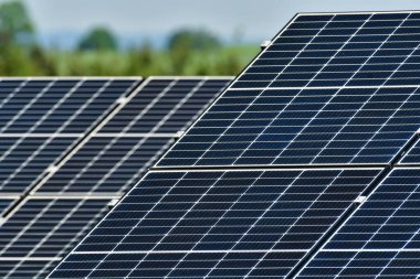 Fotovoltaik elektrik enerjisi yenilenebilir güneş yeşili arka plan. Yüksek kalite fotoğraf
