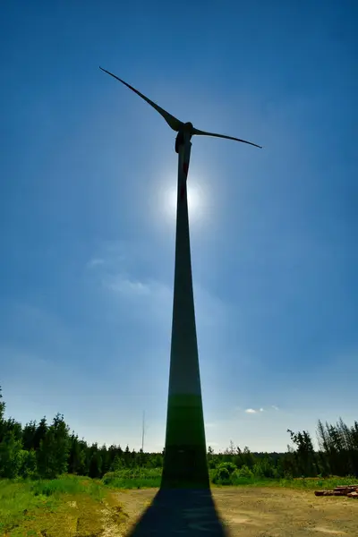 Yel değirmeni rüzgar türbini elektrik enerji parkı ekolojisi yenilenebilir. Yüksek kalite fotoğraf