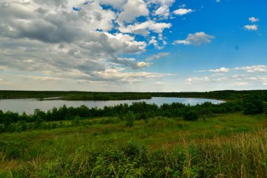 Almanya 'daki göl gökyüzünü yansıtıyor. Doğa suyu Zwenkau Almanya' da birçok turizm. Yüksek kalite fotoğraf