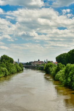 River Regnitz yüksek su güneşli mavi gökyüzü bulutları. Yüksek kalite fotoğraf