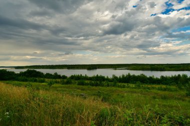 Almanya 'daki göl gökyüzünü yansıtıyor. Doğa suyu Zwenkau Almanya' da birçok turizm. Yüksek kalite fotoğraf