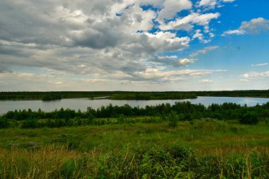 Almanya 'daki göl gökyüzünü yansıtıyor. Doğa suyu Zwenkau Almanya' da birçok turizm. Yüksek kalite fotoğraf