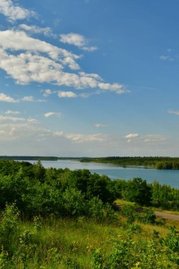 Almanya 'daki göl gökyüzünü yansıtıyor. Doğa suyu Zwenkau Almanya' da birçok turizm. Yüksek kalite fotoğraf