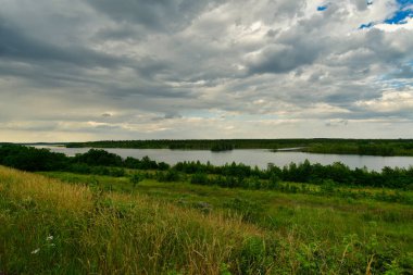 Almanya 'daki göl gökyüzünü yansıtıyor. Doğa suyu Zwenkau Almanya' da birçok turizm. Yüksek kalite fotoğraf