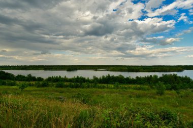 Almanya 'daki göl gökyüzünü yansıtıyor. Doğa suyu Zwenkau Almanya' da birçok turizm. Yüksek kalite fotoğraf