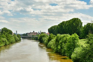 River Regnitz yüksek su güneşli mavi gökyüzü bulutları. Yüksek kalite fotoğraf