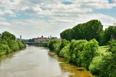 River Regnitz yüksek su güneşli mavi gökyüzü bulutları. Yüksek kalite fotoğraf