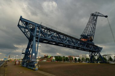 Liman vinci Rostock marinası güzel çelik inşaat mimarisi endüstriyel arka planı. Yüksek kalite fotoğraf