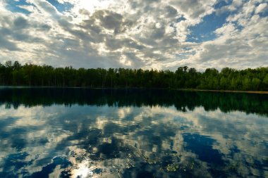 Almanya 'daki göl gökyüzünü yansıtıyor. Doğa suyu Zwenkau Almanya' da birçok turizm. Yüksek kalite fotoğraf