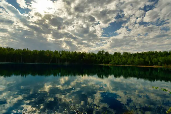 Almanya 'daki göl gökyüzünü yansıtıyor. Doğa suyu Zwenkau Almanya' da birçok turizm. Yüksek kalite fotoğraf