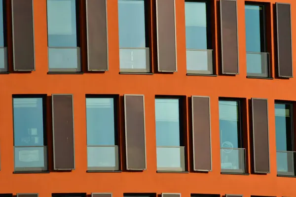 Modern cephe soyut arka plan turuncu pencereler güneş mimarisi Rostock. Yüksek kalite fotoğraf