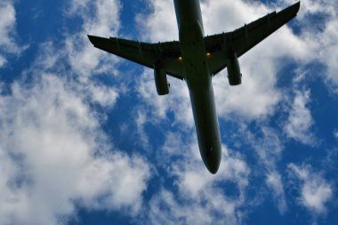 Frankfurt Havaalanı 'na jetin inişi mavi gökyüzü bulutları. Yüksek kalite fotoğraf