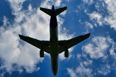 Frankfurt Havaalanı 'na jetin inişi mavi gökyüzü bulutları. Yüksek kalite fotoğraf