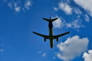 Frankfurt Havaalanı 'na jetin inişi mavi gökyüzü bulutları. Yüksek kalite fotoğraf