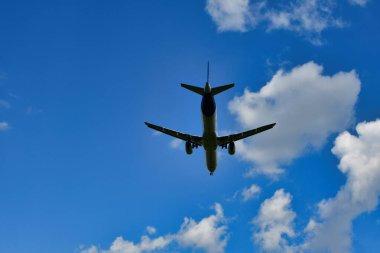 Frankfurt Havaalanı 'na jetin inişi mavi gökyüzü bulutları. Yüksek kalite fotoğraf