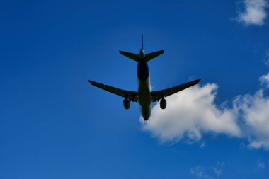 Frankfurt Havaalanı 'na jetin inişi mavi gökyüzü bulutları. Yüksek kalite fotoğraf