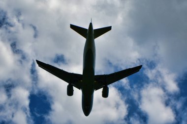 Frankfurt Havaalanı 'na jetin inişi mavi gökyüzü bulutları. Yüksek kalite fotoğraf