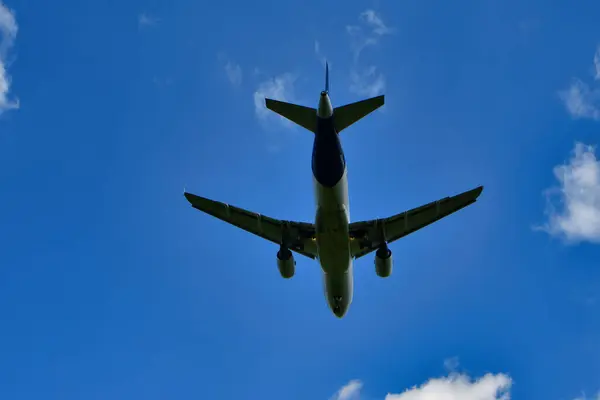 Frankfurt Havaalanı 'na jetin inişi mavi gökyüzü bulutları. Yüksek kalite fotoğraf