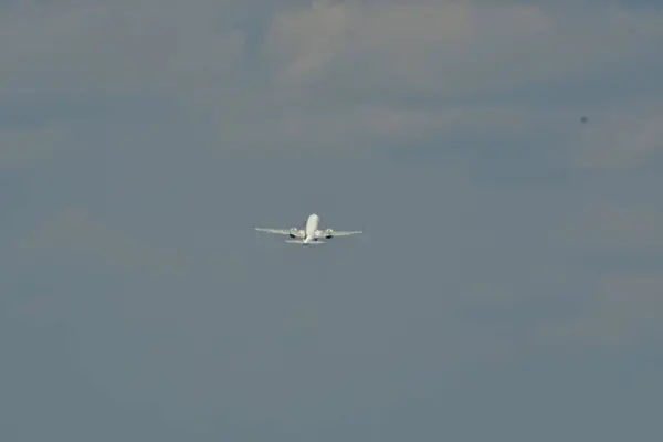 Uçak jeti, bulutlu arka plan FRA Frankfurt 'ta kalkıyor. Yüksek kalite fotoğraf