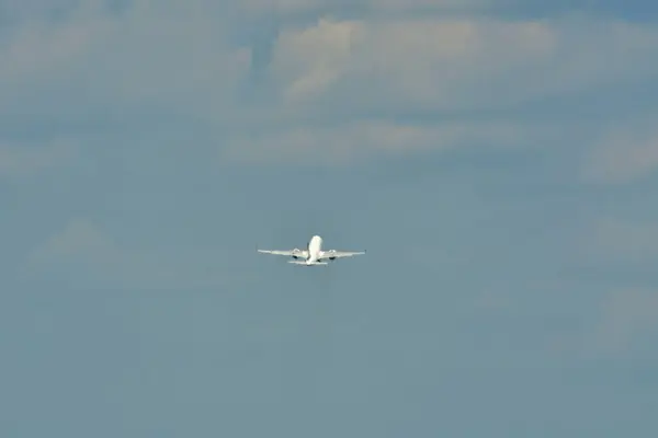 Uçak jeti, bulutlu arka plan FRA Frankfurt 'ta kalkıyor. Yüksek kalite fotoğraf