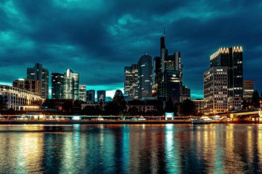 Frankfurt ben Main Night River Işıkları 'nın güzellik geçmişiyim. Yüksek kalite fotoğraf