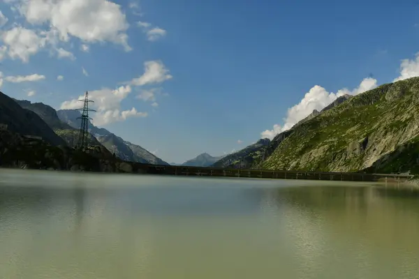 Rezervuar dağı Grimsel Geçidi İsviçre 'nin güzel manzara dağları. Yüksek kalite fotoğraf