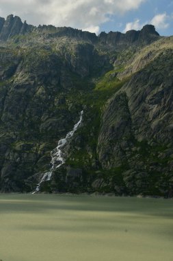 Rezervuar dağı Grimsel Geçidi İsviçre 'nin güzel manzara dağları. Yüksek kalite fotoğraf