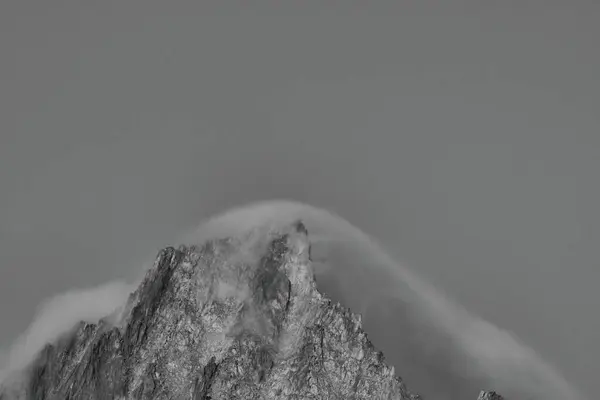 İsviçre dağının zirvesinde bulutlar Grimselpass İsviçre 'de. Yüksek kalite fotoğraf