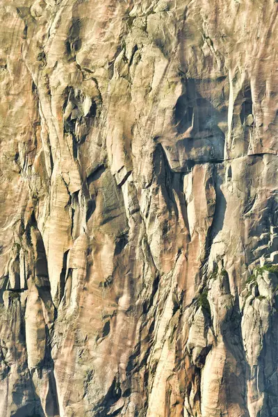 Grimsel Geçidi yakınlarındaki İsviçre Dağı 'ndan gelen kaya arkaplan dokusu. Yüksek kalite fotoğraf