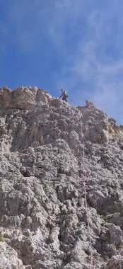 Dolomitlere tırmanan İtalyanlar açık hava sporları yapıyor. Yüksek kalite fotoğraf