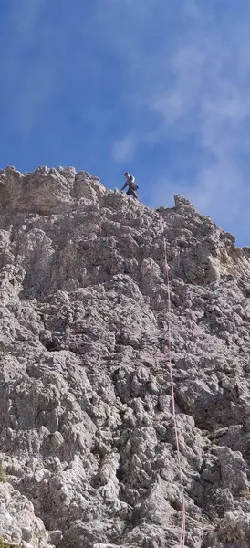 Dolomitlere tırmanan İtalyanlar açık hava sporları yapıyor. Yüksek kalite fotoğraf