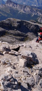 Dolomitlere tırmanan İtalyanlar açık hava sporları yapıyor. Yüksek kalite fotoğraf