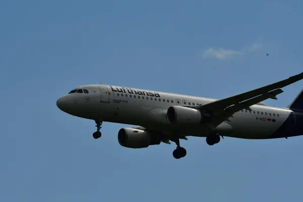 Mavi gökyüzünde bulutlu uçaklar Frankfurt 'a gidiyor. Yüksek kalite fotoğraf