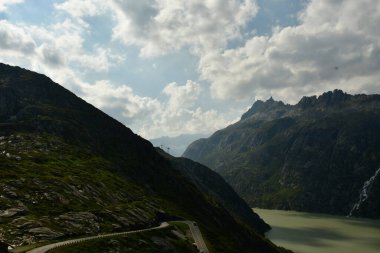 Rezervuar dağı Grimsel Geçidi İsviçre 'nin güzel manzara dağları. Yüksek kalite fotoğraf