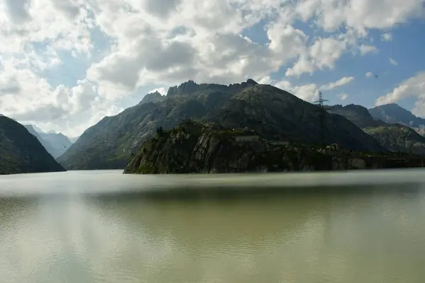 Rezervuar dağı Grimsel Geçidi İsviçre 'nin güzel manzara dağları. Yüksek kalite fotoğraf