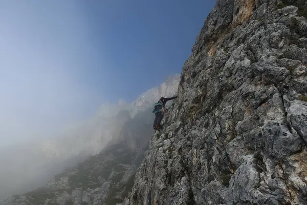 Dolomitlere tırmanan İtalyanlar açık hava sporları yapıyor. Yüksek kalite fotoğraf