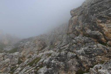 Dolomitlere tırmanan İtalyanlar açık hava sporları yapıyor. Yüksek kalite fotoğraf