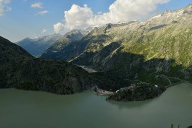 Rezervuar dağı Grimsel Geçidi İsviçre 'nin güzel manzara dağları. Yüksek kalite fotoğraf