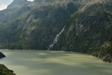 Rezervuar dağı Grimsel Geçidi İsviçre 'nin güzel manzara dağları. Yüksek kalite fotoğraf