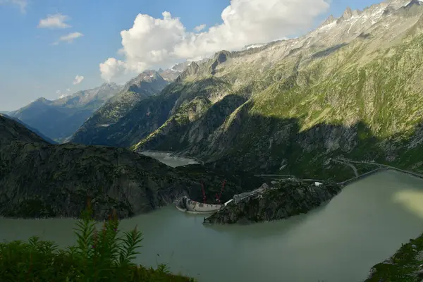 Rezervuar dağı Grimsel Geçidi İsviçre 'nin güzel manzara dağları. Yüksek kalite fotoğraf