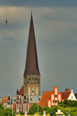 Limandaki bulutlu yaz akşamından Rostock City 'ye. Yüksek kalite fotoğraf