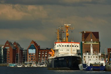 Limandaki bulutlu yaz akşamından Rostock City 'ye. Yüksek kalite fotoğraf