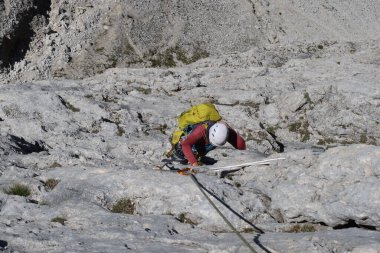 Dolomitlere tırmanan İtalyanlar açık hava sporları yapıyor. Yüksek kalite fotoğraf