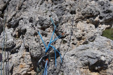 Dolomitlere tırmanan İtalyanlar açık hava sporları yapıyor. Yüksek kalite fotoğraf