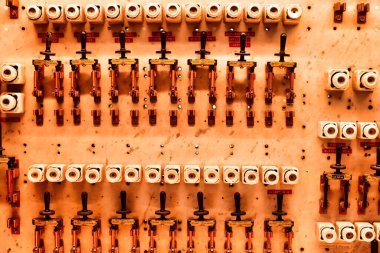 Kontrol panelinde eski anahtarlar ve fünye arka planında elektrik var. Yüksek kalite fotoğraf