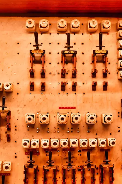 Kontrol panelinde eski anahtarlar ve fünye arka planında elektrik var. Yüksek kalite fotoğraf